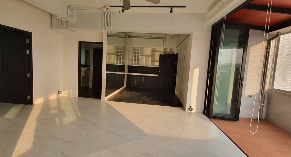 For sale 2 bedrooms condo in Huai Khwang, Bangkok