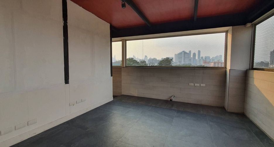 For sale 2 bedrooms condo in Huai Khwang, Bangkok