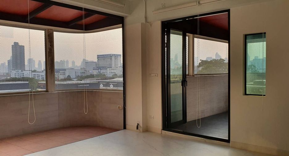 For sale 2 bedrooms condo in Huai Khwang, Bangkok