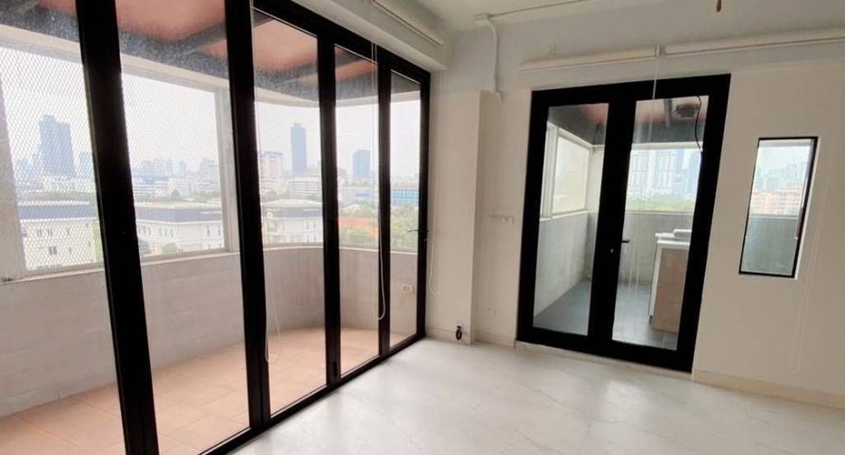 For sale 2 bedrooms condo in Huai Khwang, Bangkok