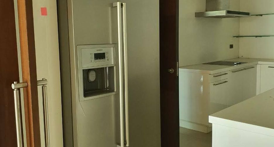 For sale 3 bedrooms condo in Khlong Toei, Bangkok