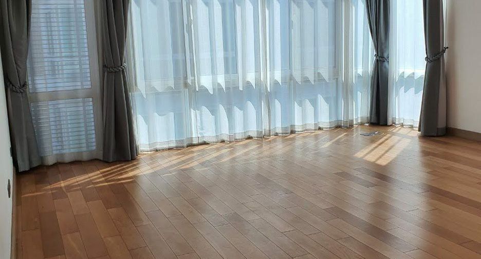 For sale 3 bedrooms condo in Khlong Toei, Bangkok