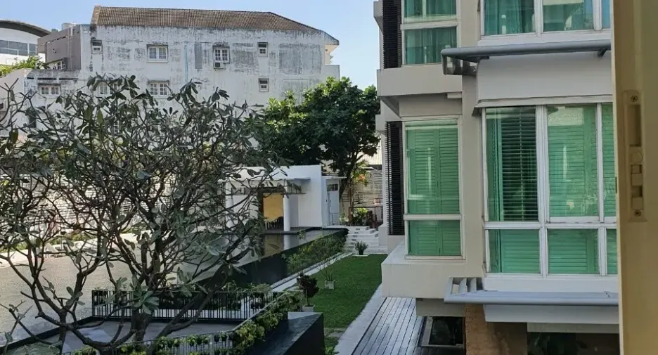For sale 3 bedrooms condo in Khlong Toei, Bangkok