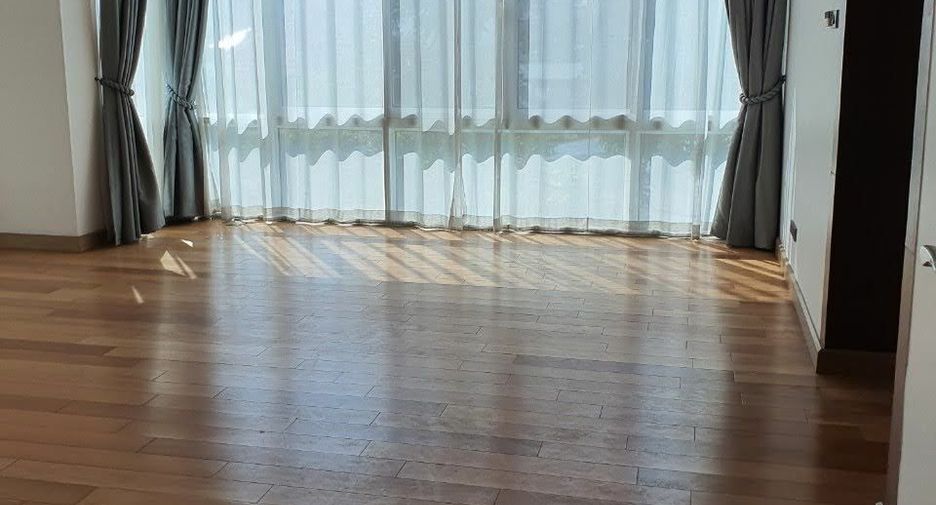 For sale 3 bedrooms condo in Khlong Toei, Bangkok