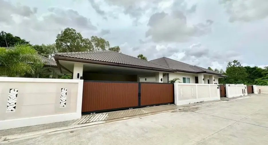 À vendre et à louer 6 chambres villa à Bang Lamung, Chonburi