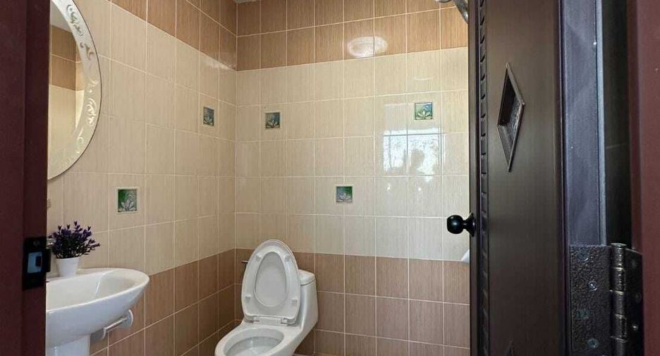 For sale 2 ベッドルーム townhouse in Bang Lamung, Chonburi
