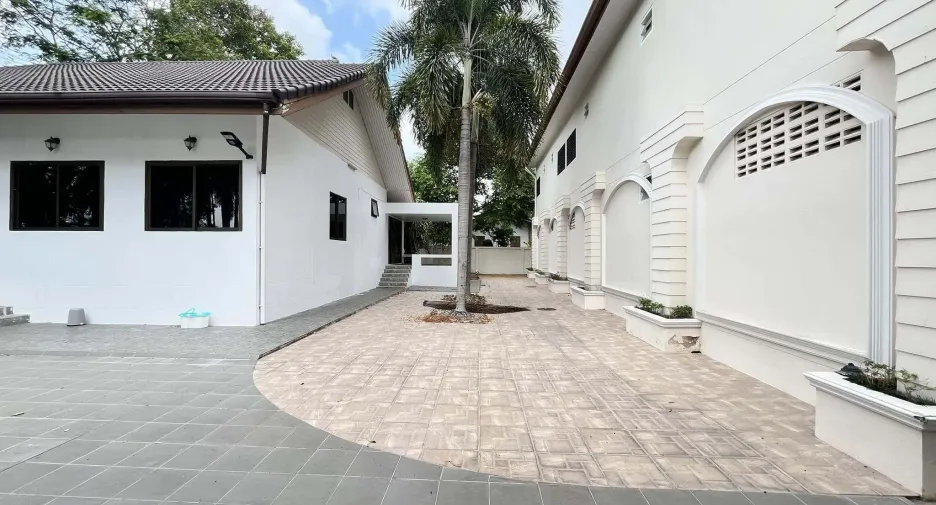 À louer 4 chambres villa à Bang Lamung, Chonburi