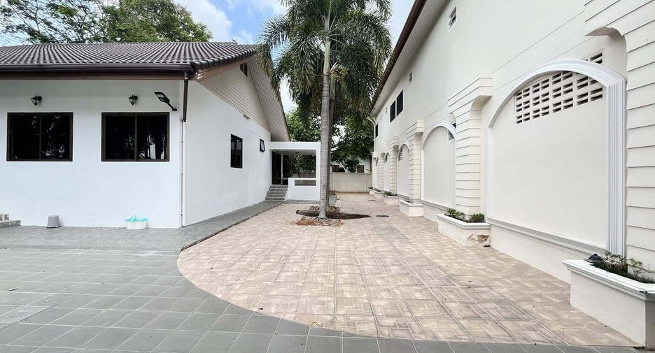 For rent 4 bedrooms villa in Huay Yai, Pattaya