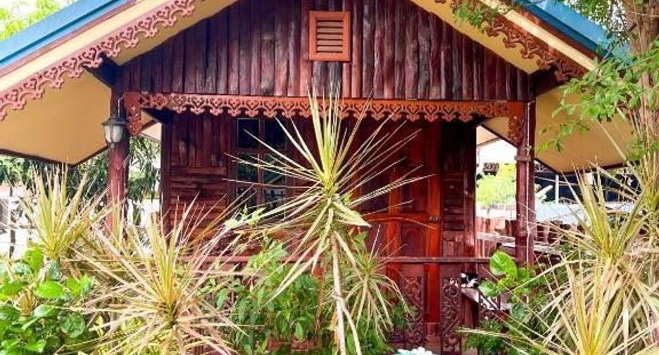 For sale 10 bedrooms hotel in Mueang Uthai Thani, Uthai Thani