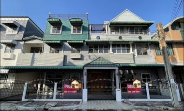 À vendre et à louer 5 chambres maison de ville à Pak Kret, Nonthaburi