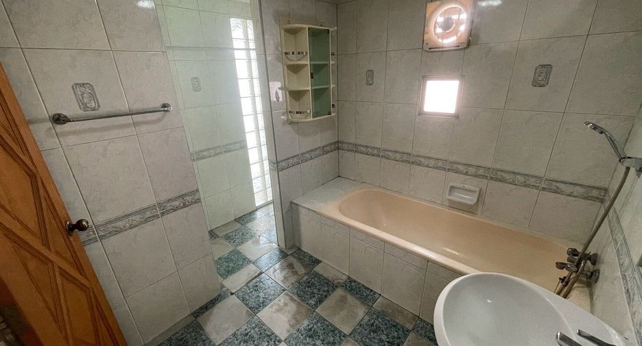 For sale and for rent 5 bedrooms townhouse in Pak Kret, Nonthaburi
