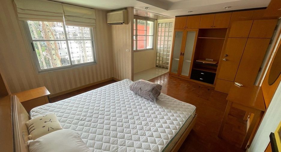 For sale and for rent 5 bedrooms townhouse in Pak Kret, Nonthaburi