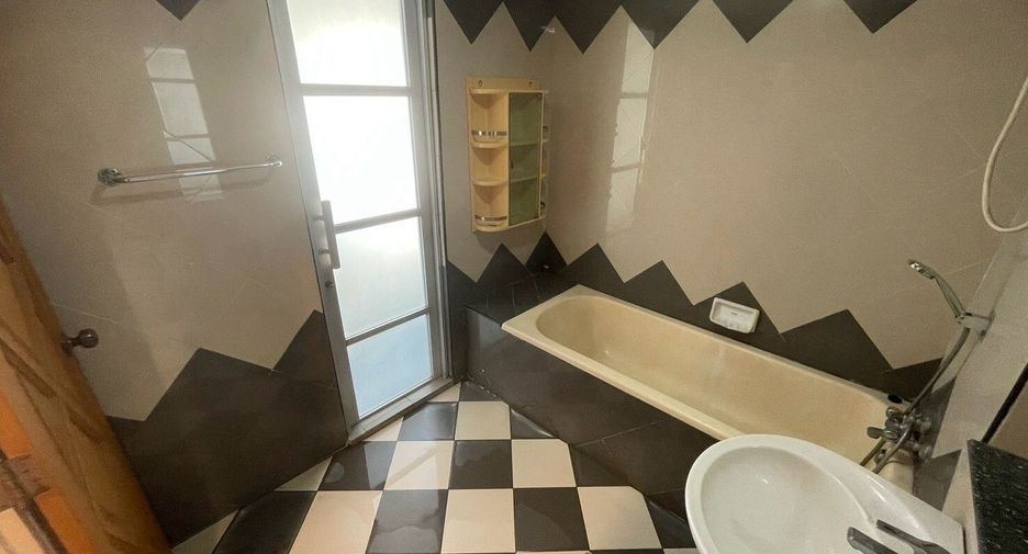 For sale and for rent 5 bedrooms townhouse in Pak Kret, Nonthaburi