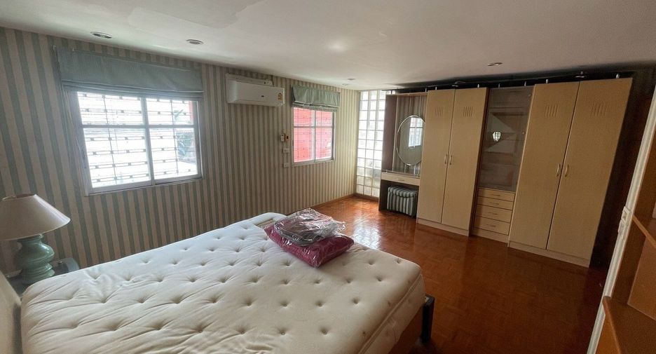For sale and for rent 5 bedrooms townhouse in Pak Kret, Nonthaburi