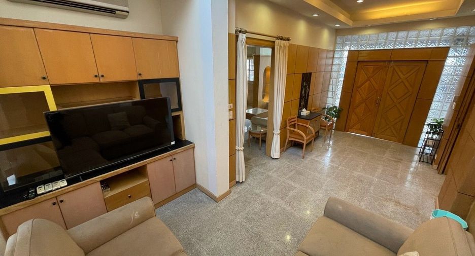 For sale and for rent 5 bedrooms townhouse in Pak Kret, Nonthaburi