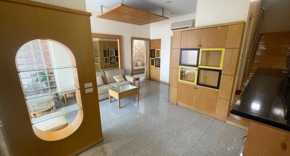For sale and for rent 5 bedrooms townhouse in Pak Kret, Nonthaburi