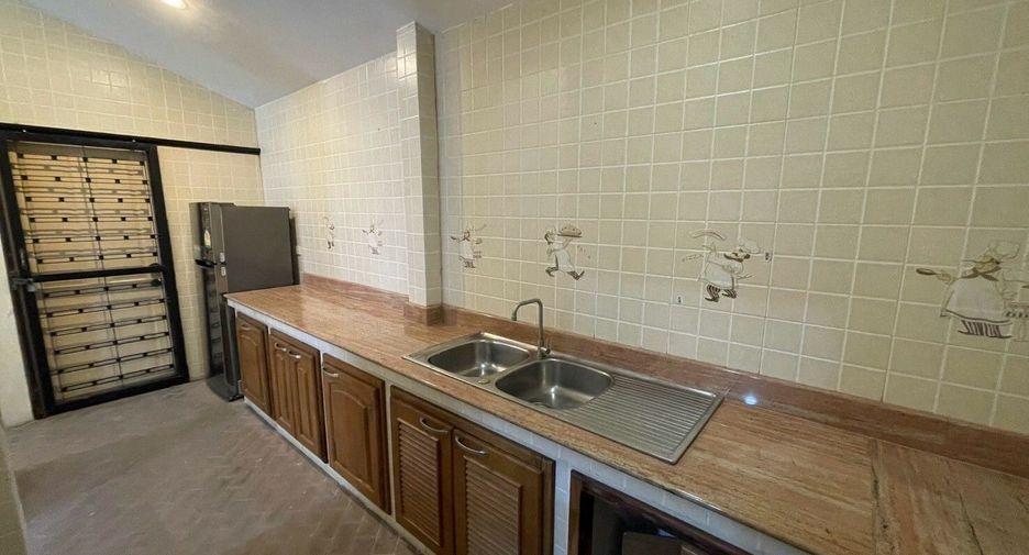 For sale and for rent 5 bedrooms townhouse in Pak Kret, Nonthaburi