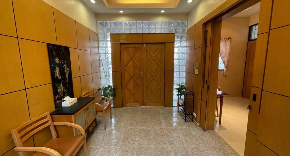 For sale and for rent 5 bedrooms townhouse in Pak Kret, Nonthaburi