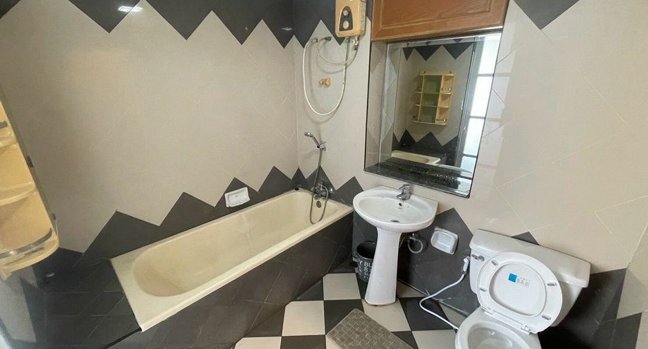 For sale and for rent 5 bedrooms townhouse in Pak Kret, Nonthaburi