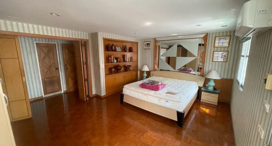 For sale and for rent 5 bedrooms townhouse in Pak Kret, Nonthaburi