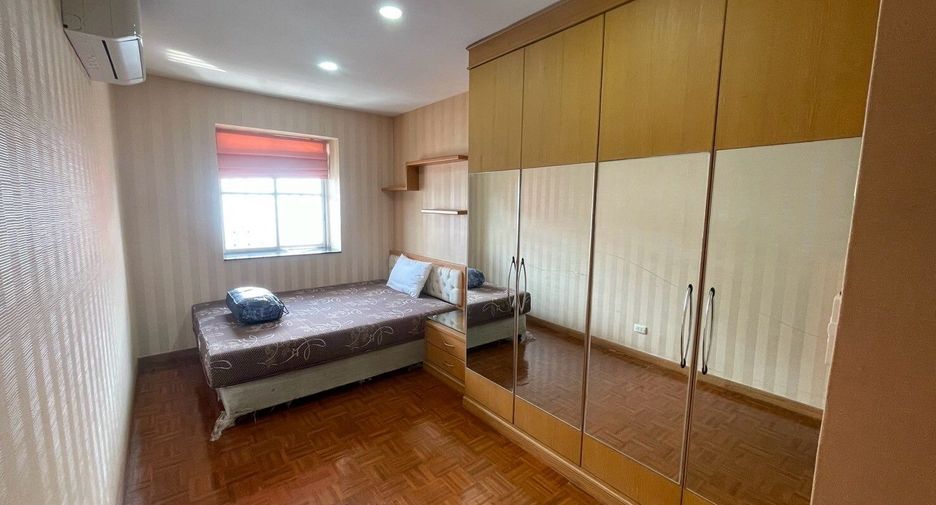 For sale and for rent 5 bedrooms townhouse in Pak Kret, Nonthaburi
