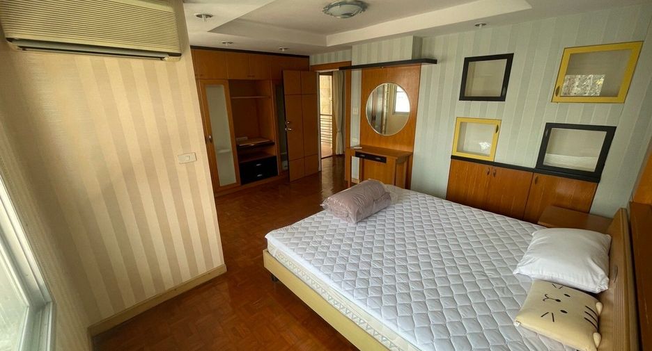For sale and for rent 5 bedrooms townhouse in Pak Kret, Nonthaburi