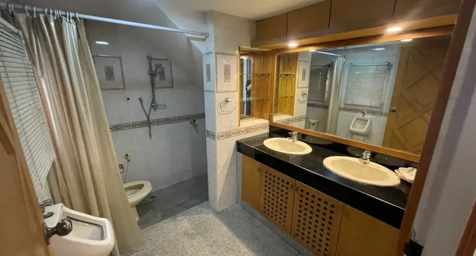 For sale and for rent 5 bedrooms townhouse in Pak Kret, Nonthaburi