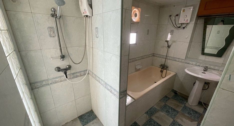 For sale and for rent 5 bedrooms townhouse in Pak Kret, Nonthaburi