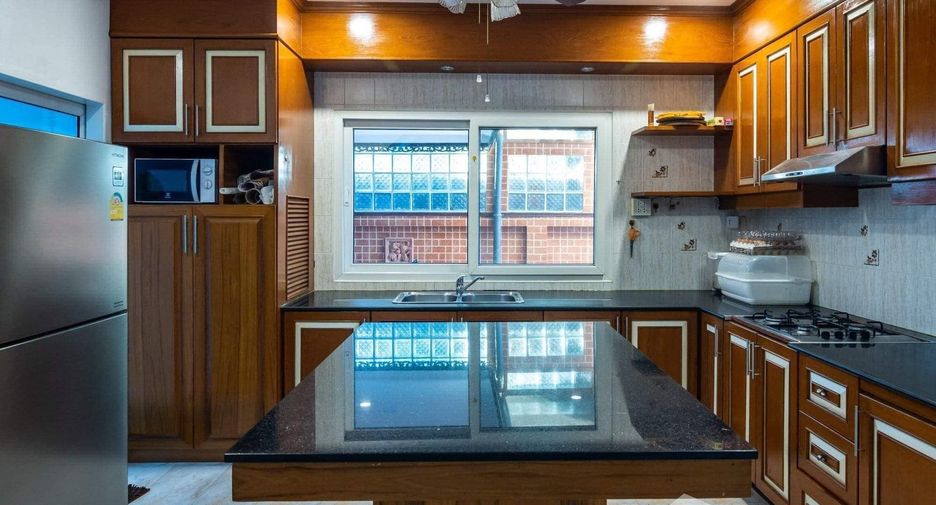 For sale 4 bedrooms house in Bang Lamung, Chonburi