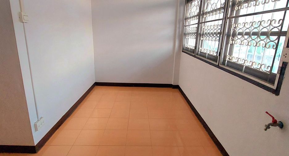 For sale 3 bedrooms townhouse in Lat Phrao, Bangkok