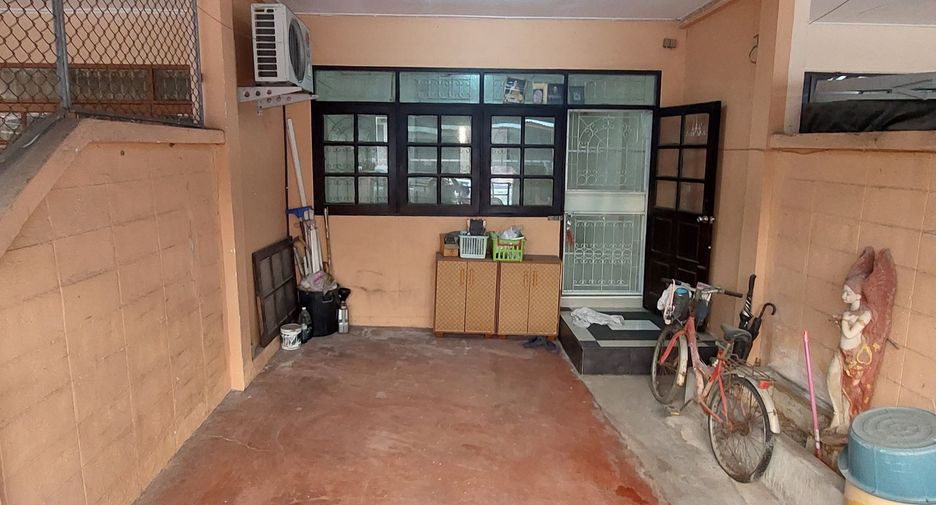 For sale 3 bedrooms townhouse in Lat Phrao, Bangkok