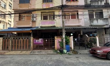 Reihenhaus zum Kauf mit 3 Zimmer in Lat Phrao, Bangkok