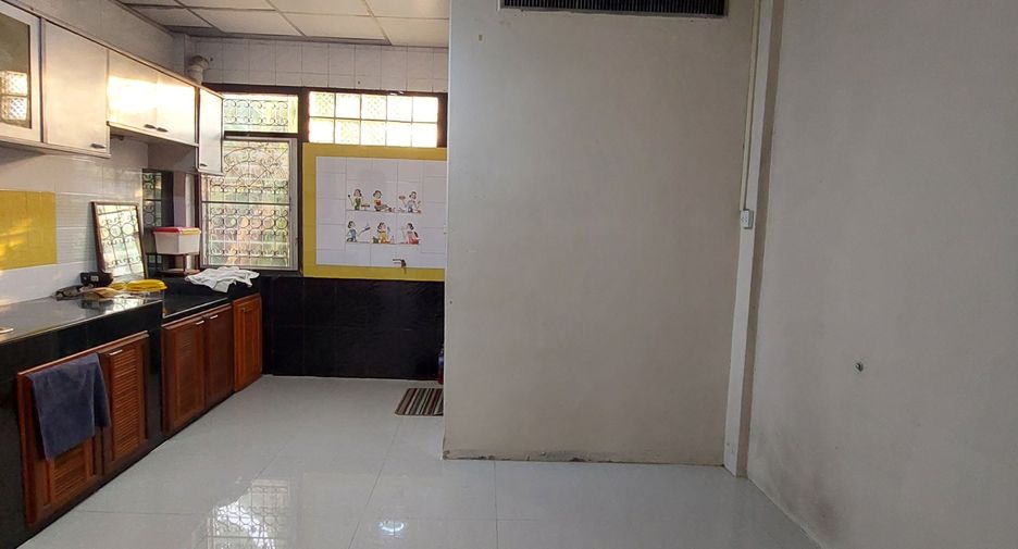 For sale 3 bedrooms townhouse in Lat Phrao, Bangkok