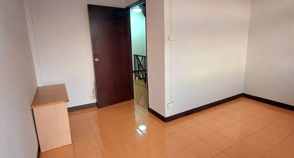 For sale 3 bedrooms townhouse in Lat Phrao, Bangkok