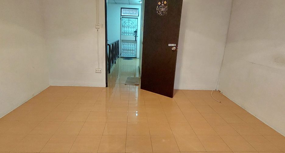 For sale 3 bedrooms townhouse in Lat Phrao, Bangkok
