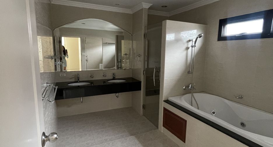 For sale 5 bedrooms house in Ratchathewi, Bangkok
