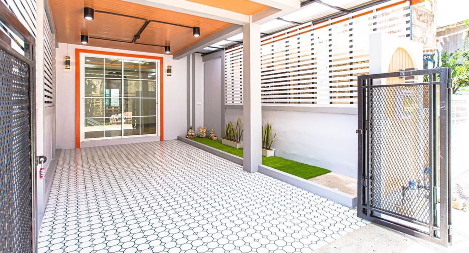 For sale 2 bedrooms townhouse in Si Racha, Chonburi
