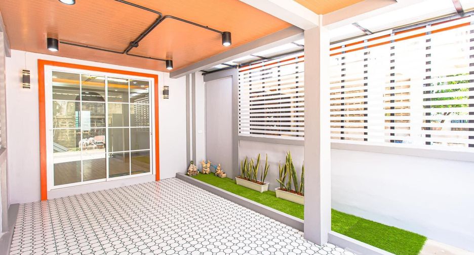 For sale 2 bedrooms townhouse in Si Racha, Chonburi