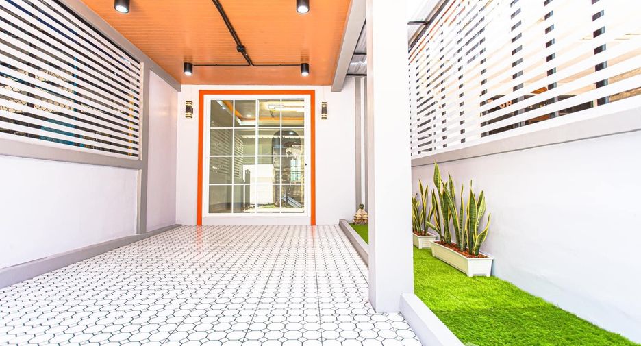 For sale 2 bedrooms townhouse in Si Racha, Chonburi