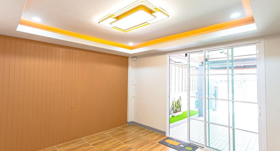 For sale 2 bedrooms townhouse in Si Racha, Chonburi