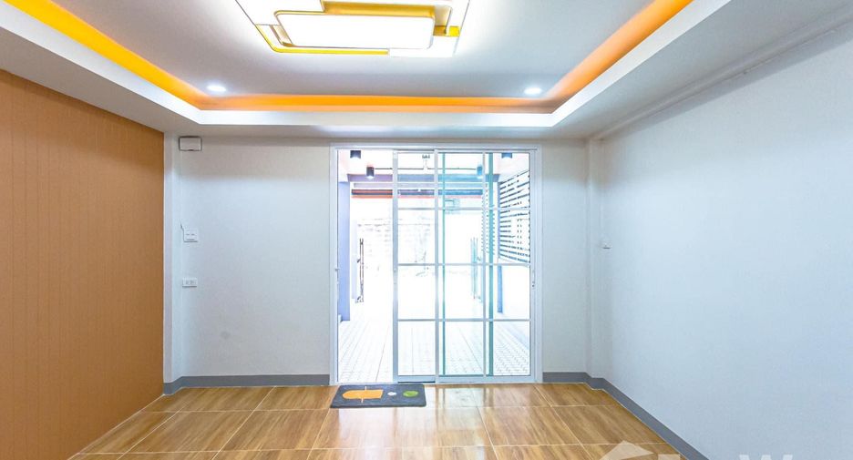 For sale 2 bedrooms townhouse in Si Racha, Chonburi