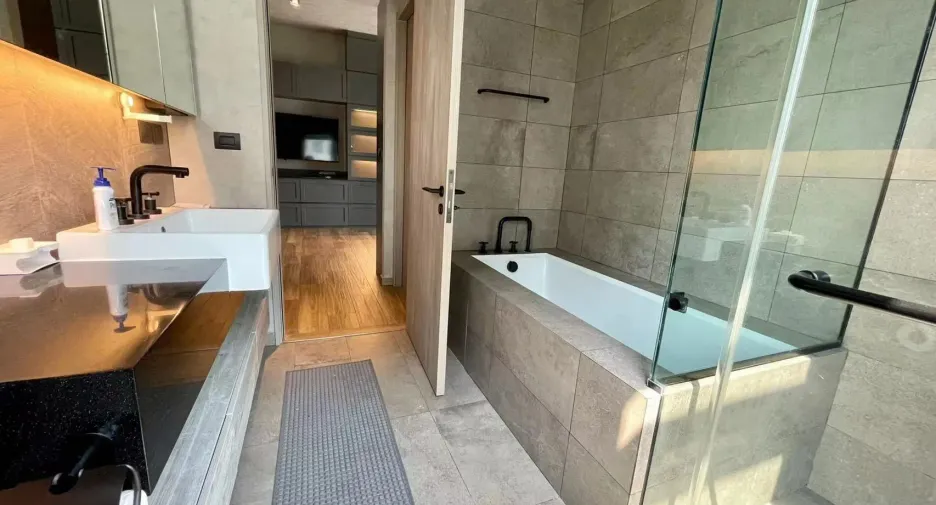 Condo en venta y en alquiler de 2 habitaciones en Watthana, Bangkok