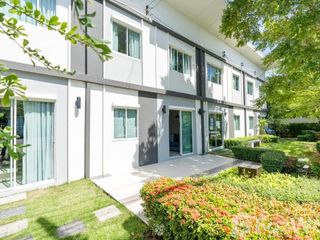 À vendre 3 chambres maison de ville à Si Racha, Chonburi