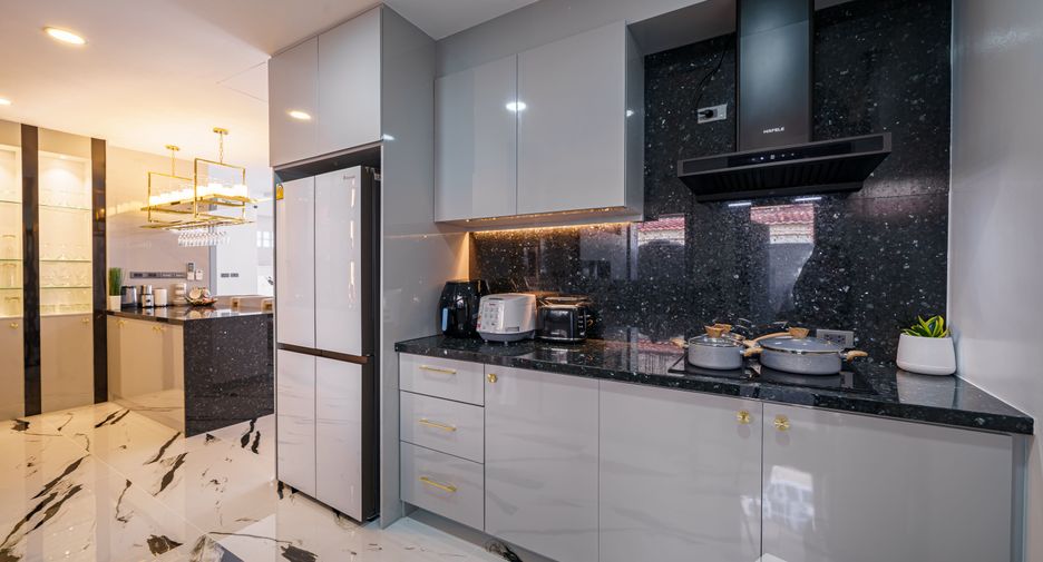 For sale 5 bedrooms villa in Bang Lamung, Chonburi