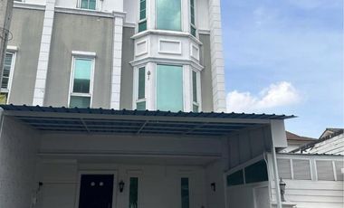 Reihenhaus zum Kauf mit 3 Zimmer in Bang Kapi, Bangkok