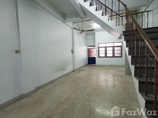 À vendre 4 chambres maison de ville à Phasi Charoen, Bangkok