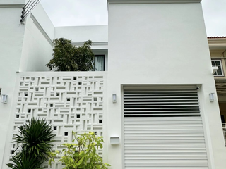 Casa adosada en venta y en alquiler de 4 habitaciones en Watthana, Bangkok