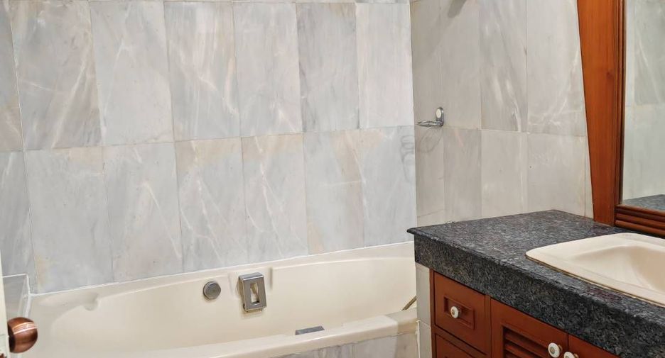 For sale 2 bedrooms condo in Phaya Thai, Bangkok