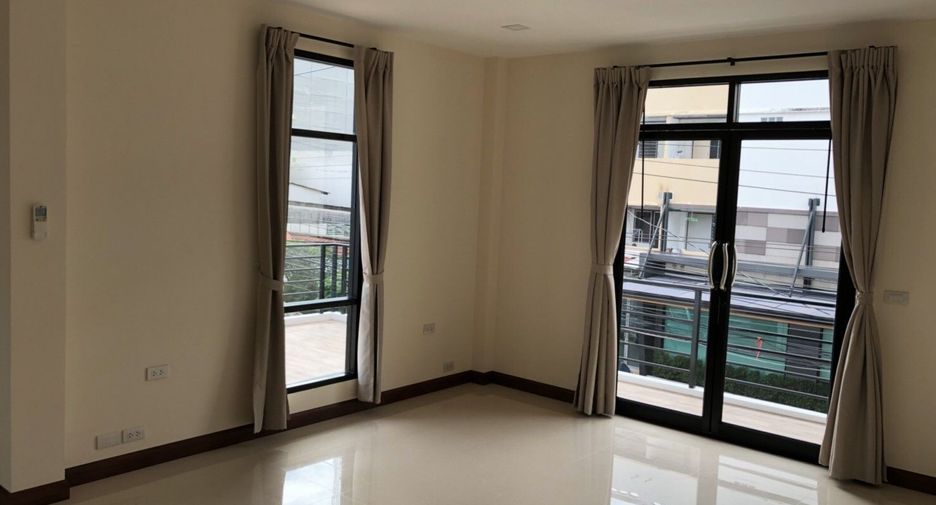 Casa en venta de 4 habitaciones en Bang Na, Bangkok