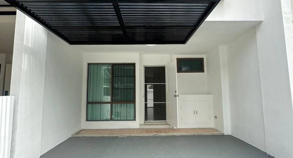 À vendre et à louer 3 chambres maison de ville à Phra Khanong, Bangkok